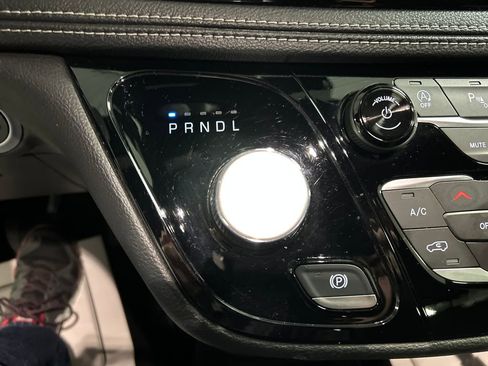 Used 2023 Chrysler Pacifica Touring image 20