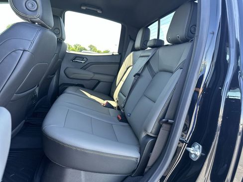 Used 2025 Chevrolet Colorado ZR2 w/ Technology Package AWD/4WD image 28