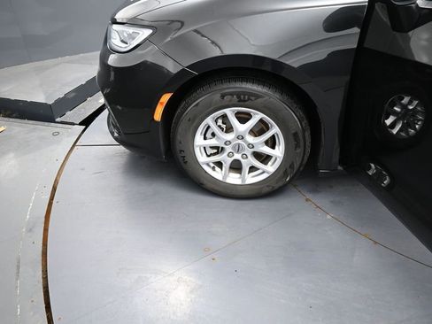Used 2023 Chrysler Pacifica Touring-L FWD image 15