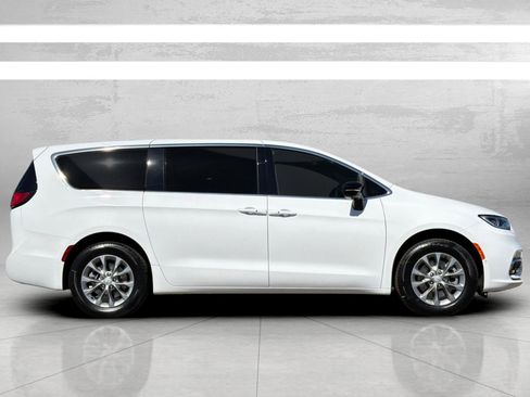 New 2026 Chrysler Pacifica Select image 4