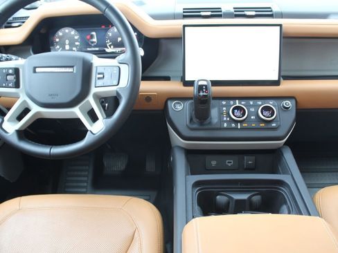 Used 2024 Land Rover Defender 130 S image 4