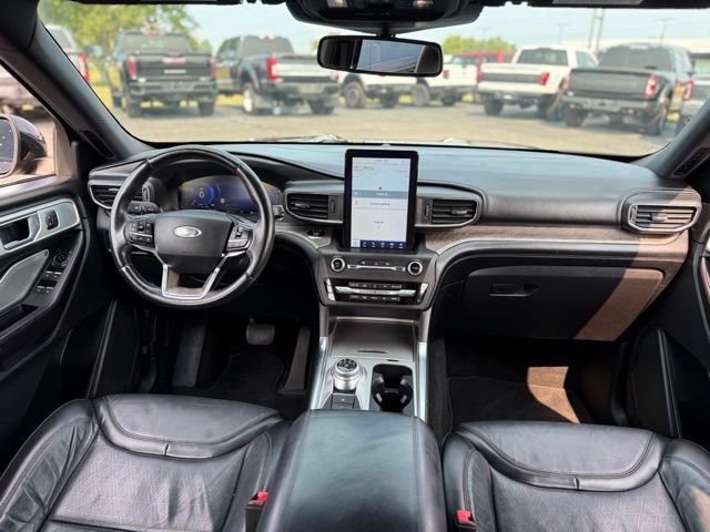 Certified 2020 Ford Explorer Platinum w/ Premium Technology Package AWD/4WD image 2