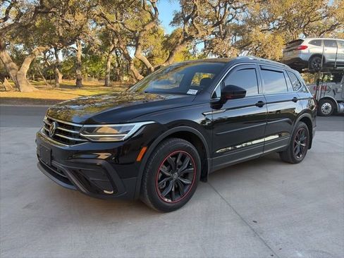 Used 2024 Volkswagen Tiguan SE image 1