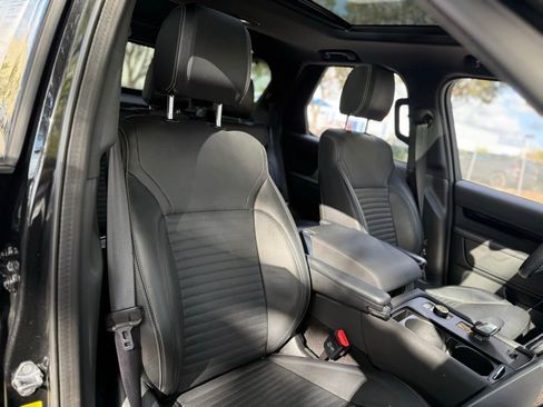 Used 2021 Land Rover Discovery S image 37