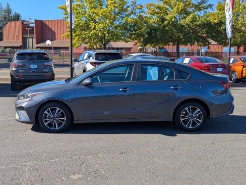 Used 2023 Kia Forte LXS image 2