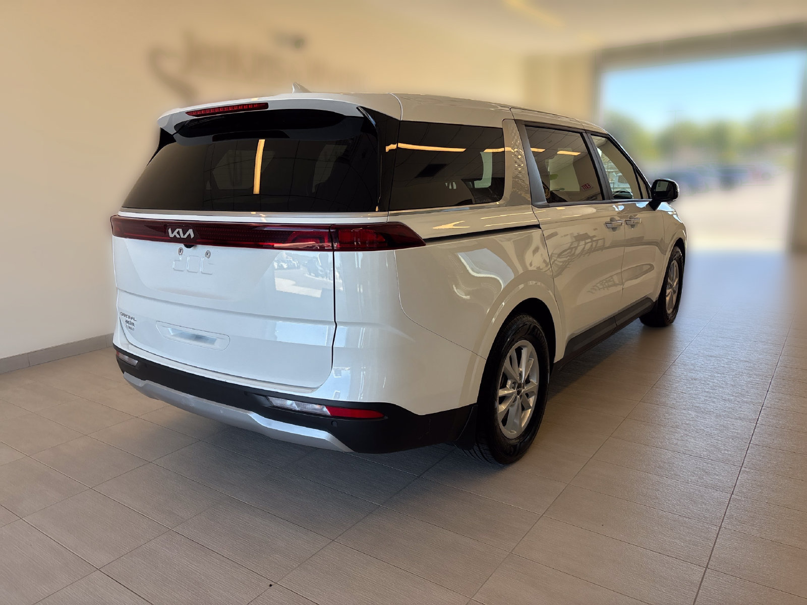 Used 2024 Kia Carnival LX FWD image 2