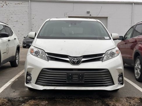 Used 2018 Toyota Sienna XLE w/ Carpet Mat Package image 6