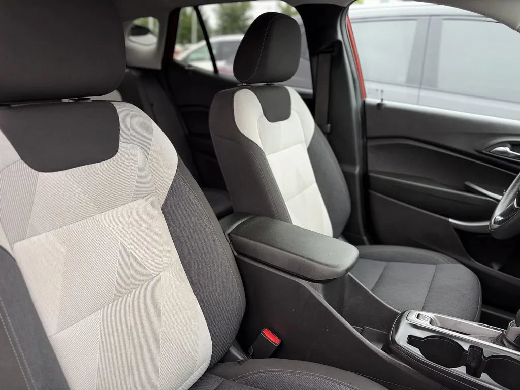 Used 2024 Chevrolet Trax LS w/ LS Convenience Package FWD image 12