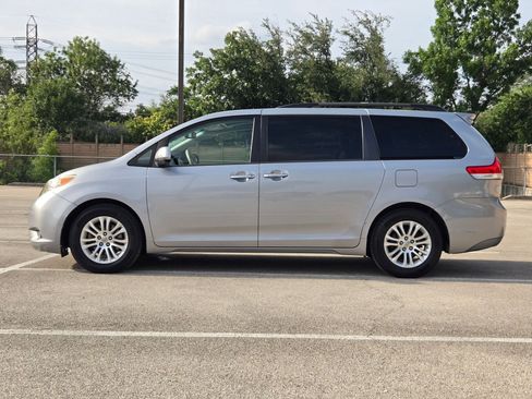 Used 2013 Toyota Sienna XLE w/ Entertainment Pkg FWD image 7