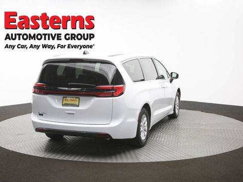 Used 2023 Chrysler Pacifica Touring-L FWD image 39