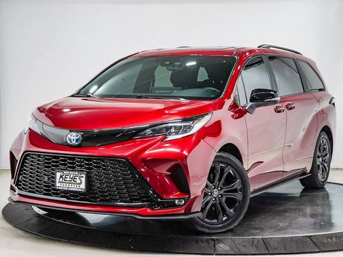 Used 2025 Toyota Sienna XSE image 1