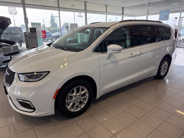 Used 2022 Chrysler Pacifica Touring-L w/ Uconnect Theater Family Group FWD image 7