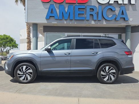 Used 2025 Volkswagen Atlas SE image 3