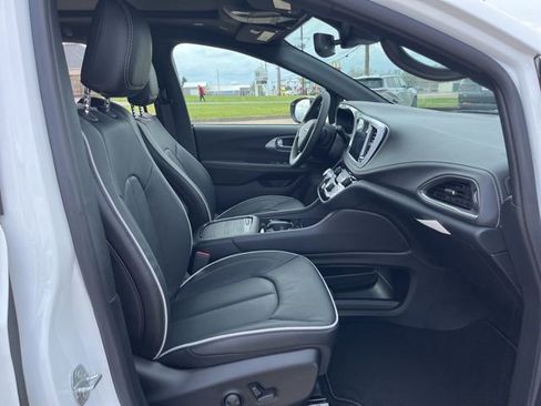 New 2026 Chrysler Pacifica Limited FWD image 18