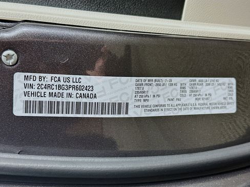 Used 2023 Chrysler Pacifica Touring-L image 31