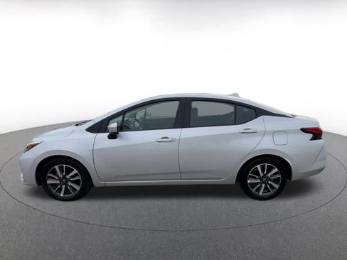 Used 2025 Nissan Versa SV image 9