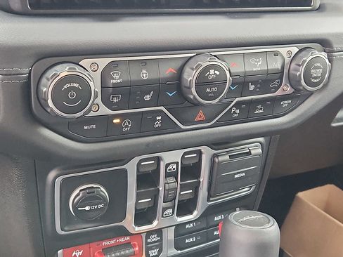 Certified 2025 Jeep Gladiator Rubicon AWD/4WD image 15