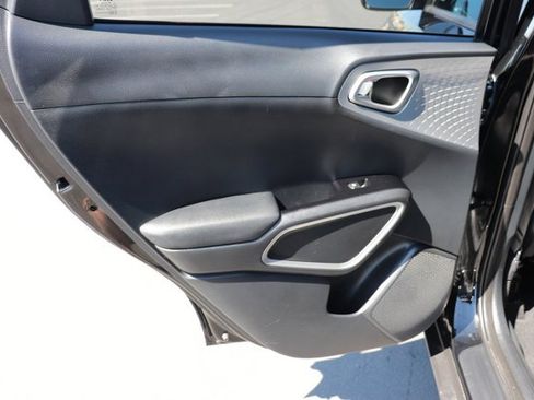 Used 2025 Kia Soul LX w/ LX Technology Package FWD image 12