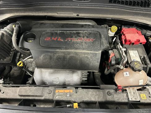 Used 2019 Jeep Renegade Latitude w/ Cold Weather Group FWD image 24