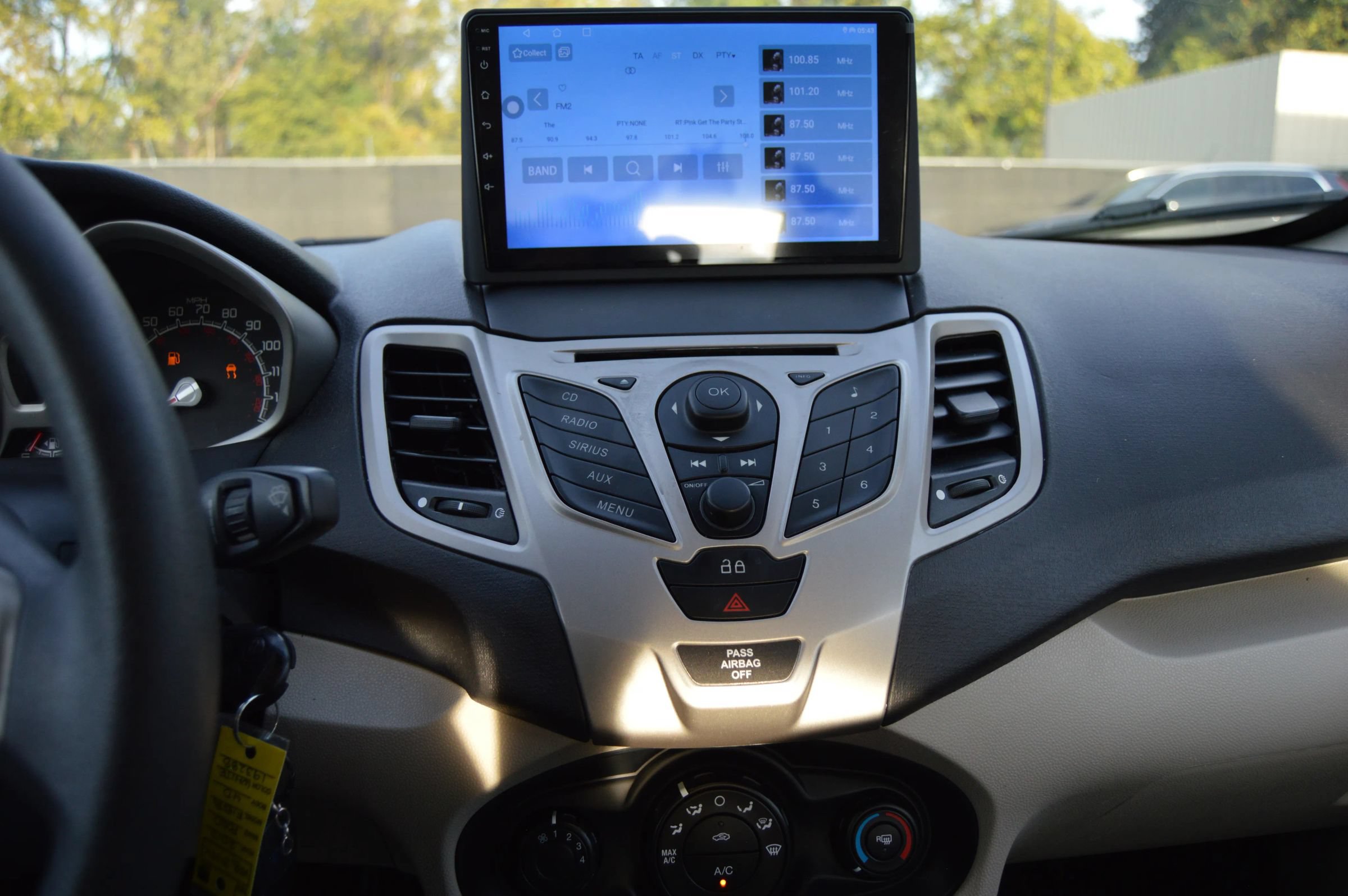 Used 2013 Ford Fiesta SE w/ Super Fuel Economy Pkg FWD image 14