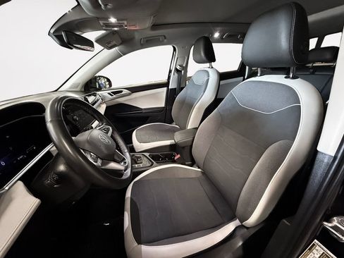 Used 2025 Volkswagen Taos SE w/ Panoramic Sunroof Package FWD image 11