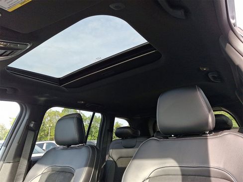 New 2025 Jeep Grand Cherokee Altitude image 8