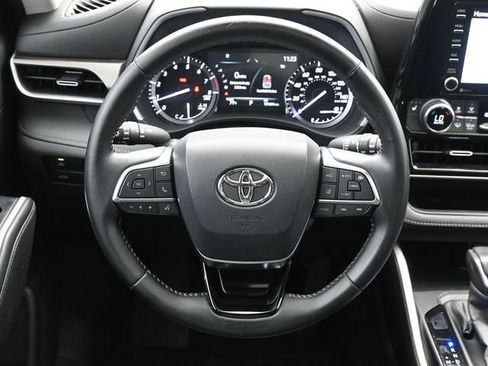 Used 2021 Toyota Highlander XLE FWD image 26