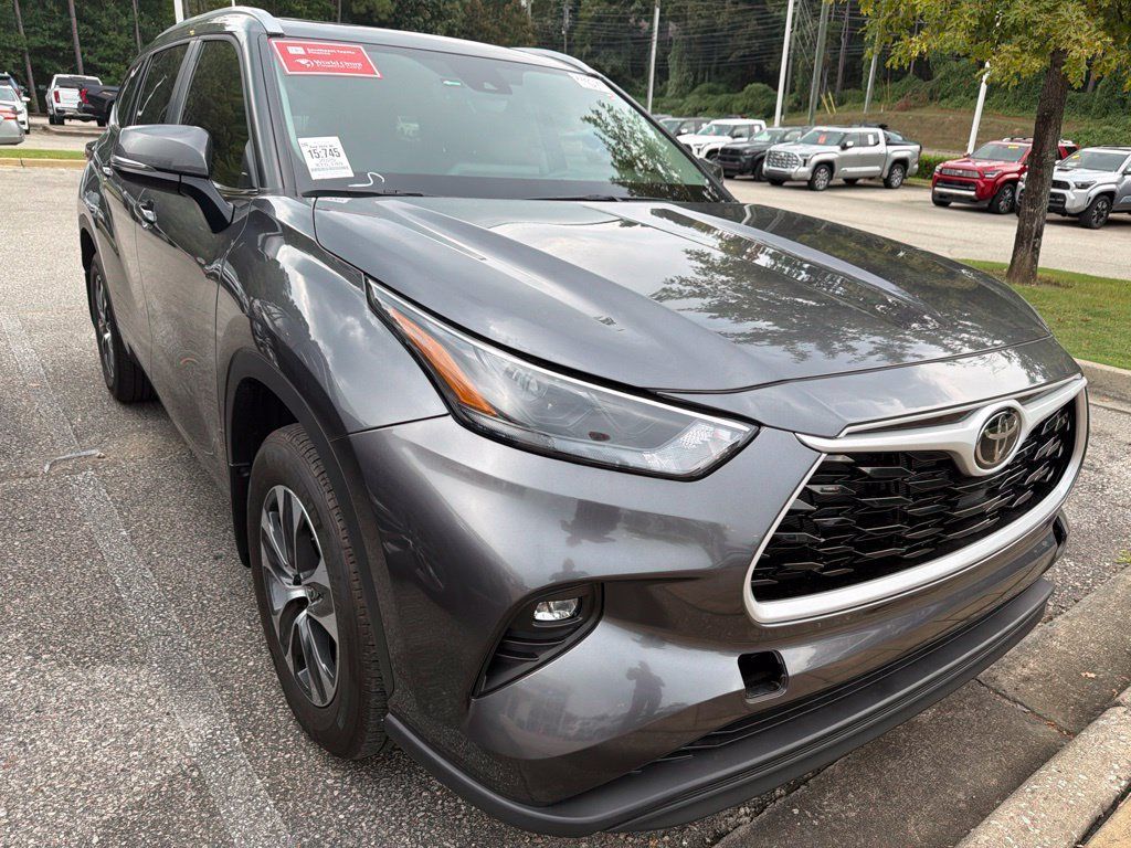 Used 2025 Toyota Highlander XLE FWD image 4