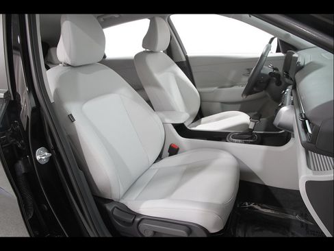 Certified 2025 Hyundai Kona SEL AWD/4WD image 17