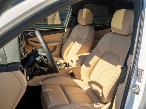 Certified 2026 Porsche Macan AWD/4WD image 5