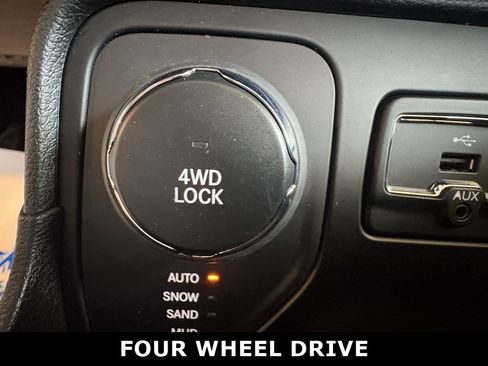 Used 2017 Jeep Renegade Latitude AWD/4WD image 18