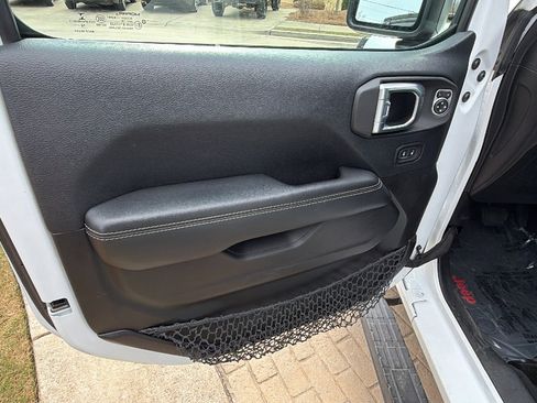 Used 2018 Jeep Wrangler Unlimited Sahara AWD/4WD image 13