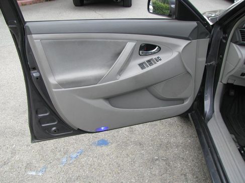 Used 2011 Toyota Camry LE FWD image 7