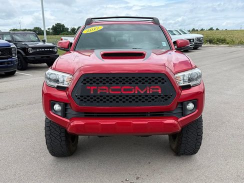 Used 2017 Toyota Tacoma TRD Sport AWD/4WD image 40