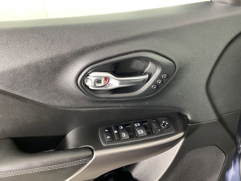 Used 2019 Jeep Cherokee Limited image 13