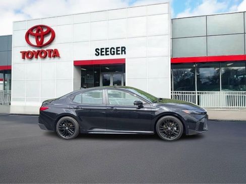 Used 2025 Toyota Camry SE FWD image 2