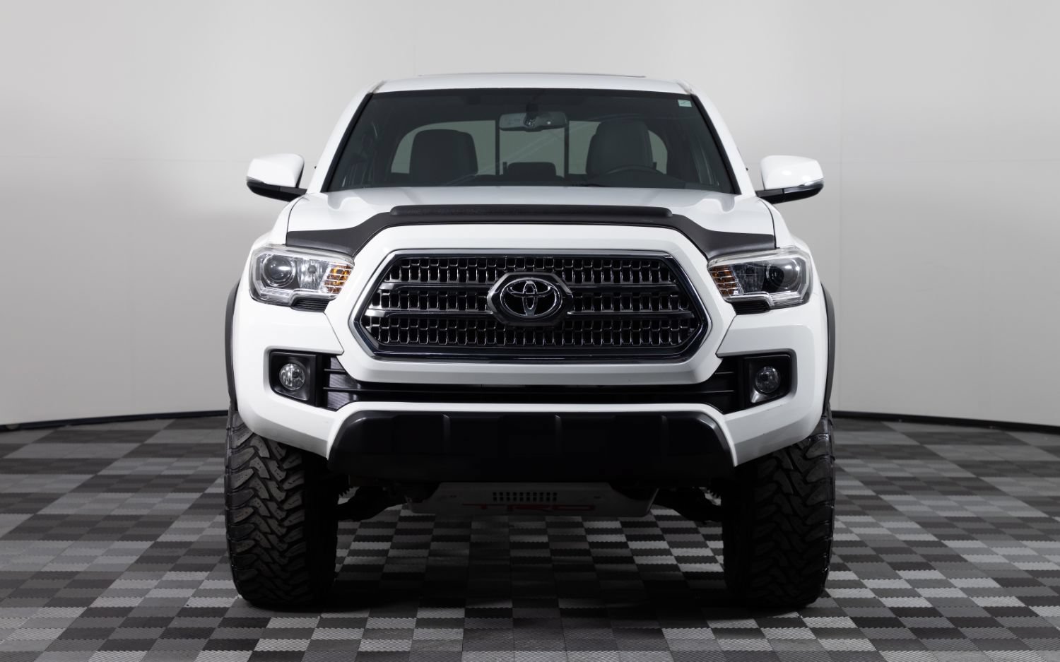 Used 2017 Toyota Tacoma TRD Off-Road w/ Premium & Technology Package AWD/4WD image 12