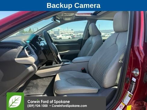 Used 2018 Toyota Camry SE w/ Moonroof Package FWD image 2