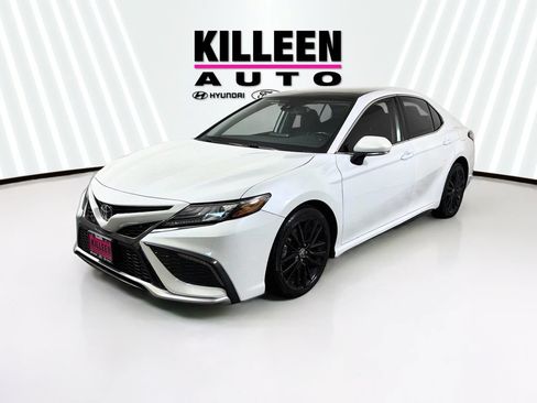 Used 2022 Toyota Camry XSE FWD image 3