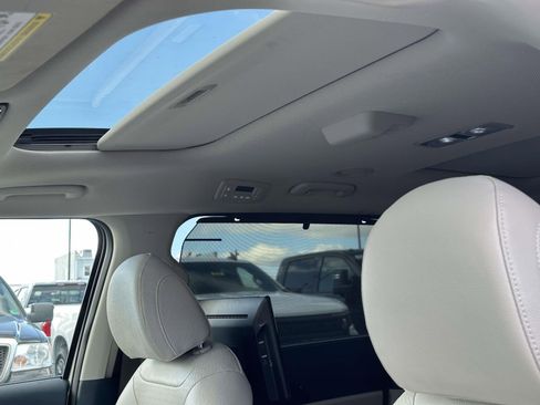 Used 2025 Kia Carnival SX Prestige image 9