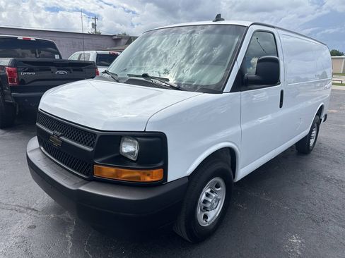 Used 2017 Chevrolet Express 2500 RWD image 3