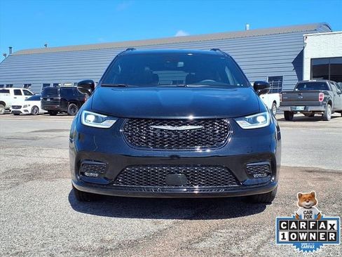 Used 2026 Chrysler Pacifica Limited w/ Uconnect Theater Family Group FWD image 25