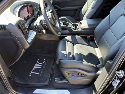 Used 2025 Porsche Cayenne image 20