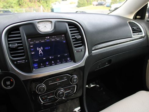 Used 2018 Chrysler 300 Limited image 8