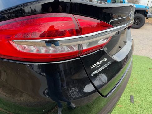 Used 2017 Ford Fusion SE w/ Fusion SE Technology Package image 11