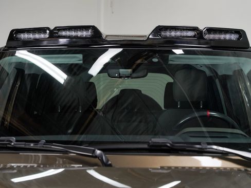 Used 2025 Land Rover Defender 110 X-Dynamic SE image 16