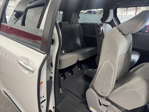 Used 2019 Toyota Sienna LE w/ LE Preferred Package image 27