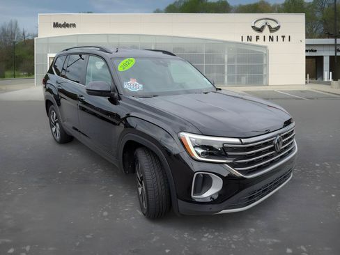 Used 2025 Volkswagen Atlas SE FWD image 2