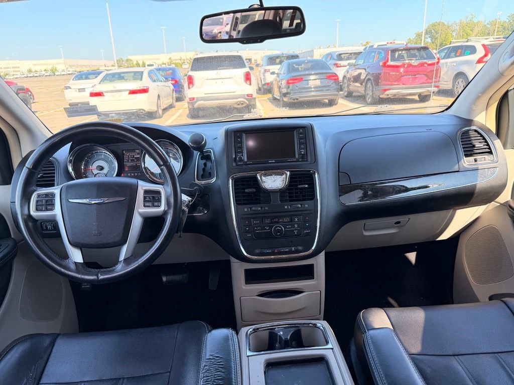 Used 2014 Chrysler Town & Country Touring FWD image 20