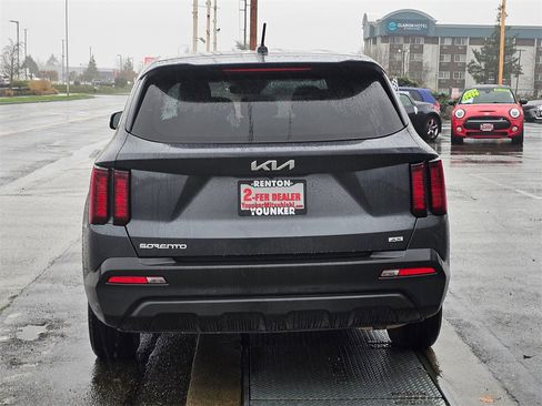 Used 2023 Kia Sorento LX image 6